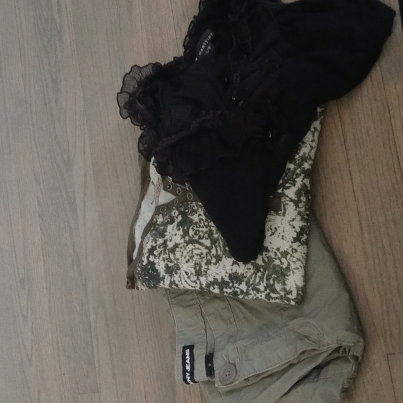 3 items. 1Dkny cargo capris what a deal sz 12.green henly top.blank top - Picture 3 of 15